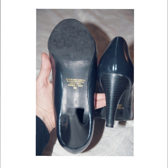 Ann Marino by Bettye Muller dark BLUE heels - Picture 5 of 8